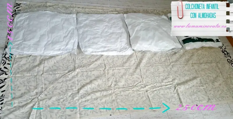 Colchoneta infantil con almohadas