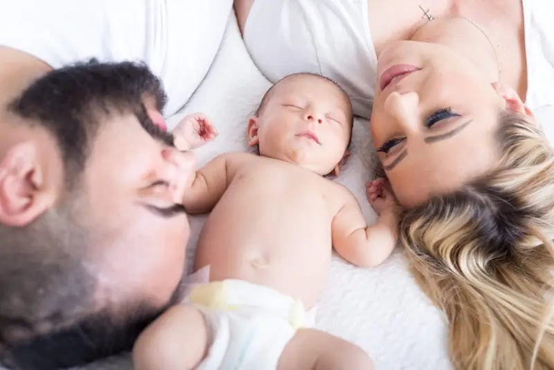 Alargar la baja de paternidad o la de maternidad