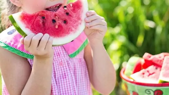 Niña comiendo sandia