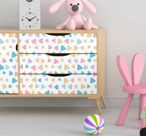 Mueble con vinilo infantil