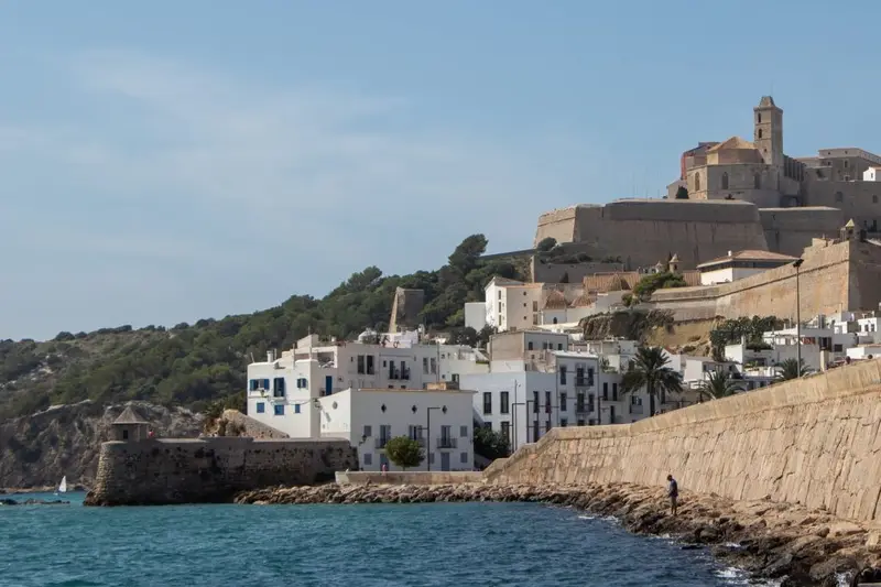 Alquilar coche en Ibiza siendo familia numerosa